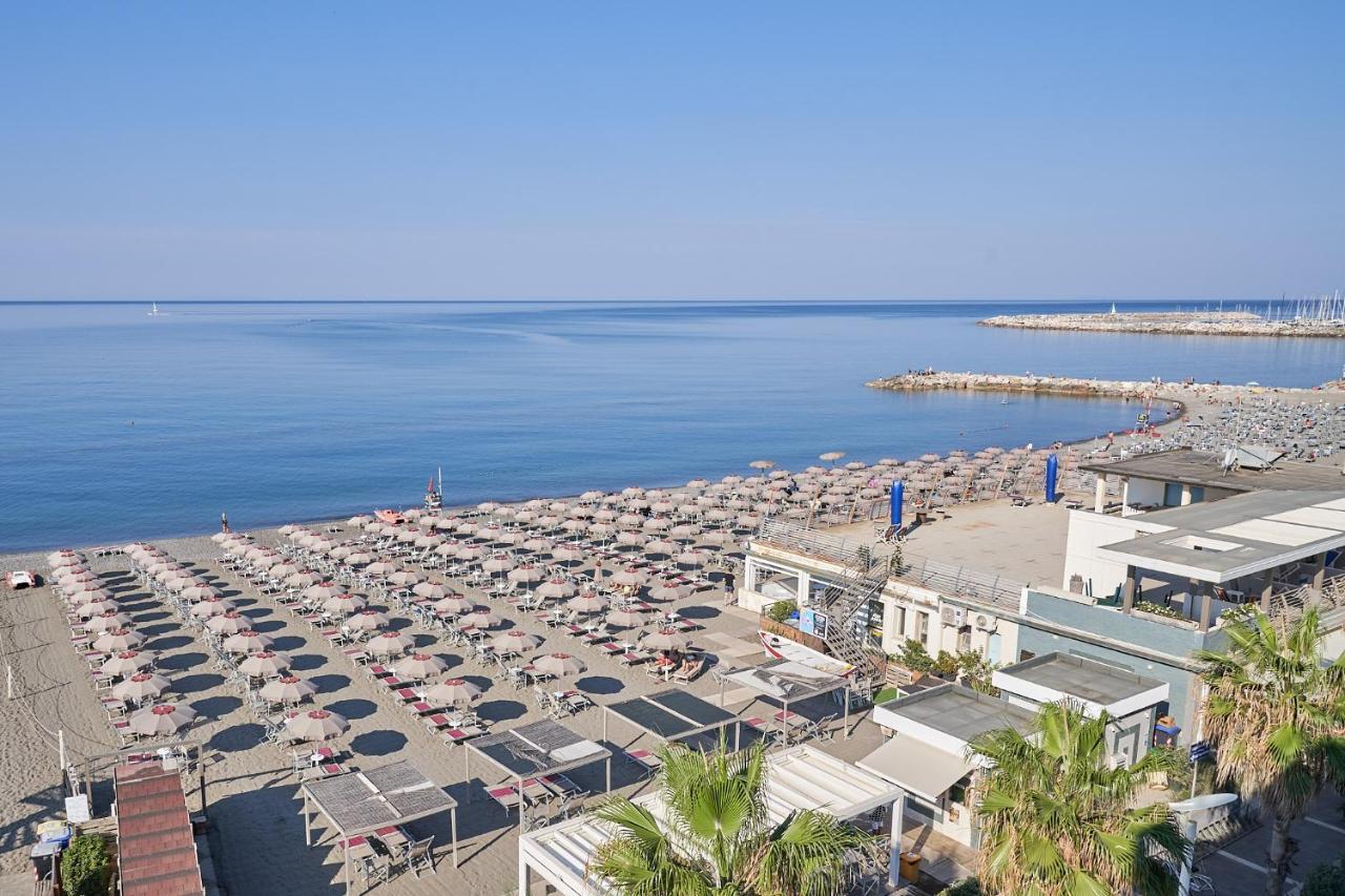 Palace Lido Hotel & Suites Marina di Cecina Bagian luar foto